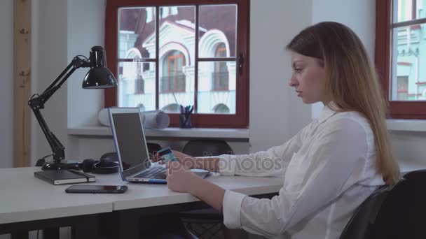 Kvinna i office gör online shopping — Stockvideo