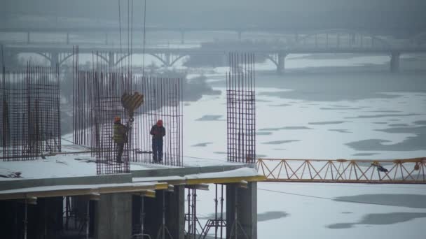 Будівельна команда при будівництві в приміщенні . — стокове відео