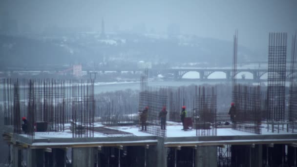 Les gens portant dans la construction casque prochain niveau — Video