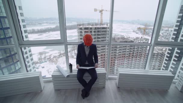 Uomo d'affari guardando al piano architettonico — Video Stock