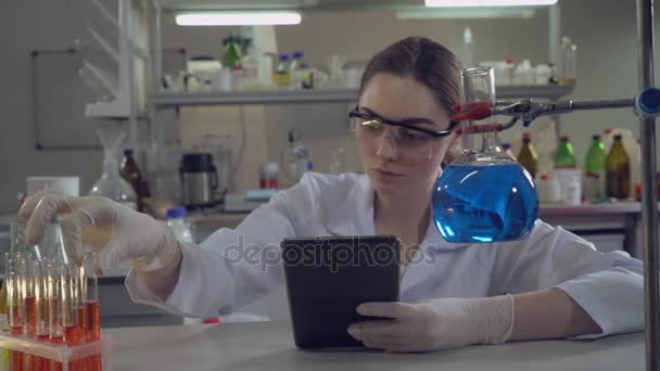 Técnico de laboratório realiza testes médicos sozinho no escritório . — Vídeo de Stock