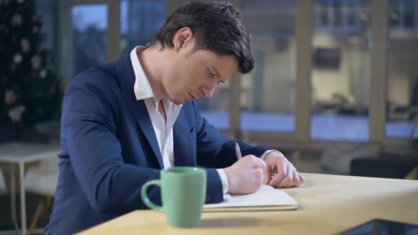 Empresário caligrafia segurando caneta — Vídeo de Stock