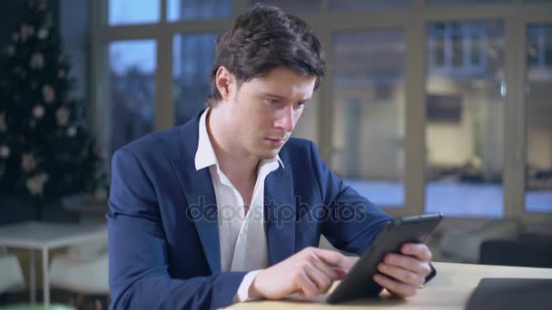 Молодой бизнесмен использует современное устройство для чтения — стоковое видео
