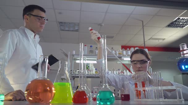 Výzkumný tým provádějící experimenty v laboratoři. — Stock video