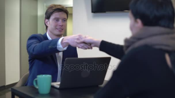 Hombre dando consulta dama en el interior . — Vídeos de Stock