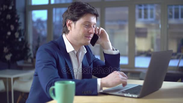 ビジネスマンは、事務所の電話での会話. — ストック動画