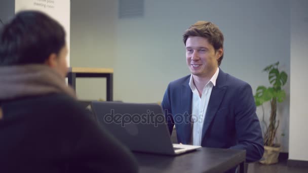 Joven empleado profesional del banco hablando con el cliente dar consejos sobre impuestos . — Vídeo de stock