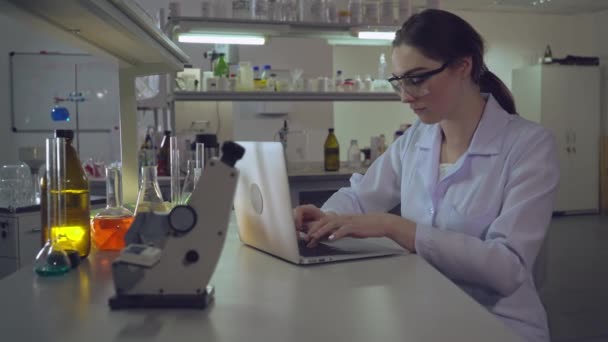 Attraente medico donna che lavora in laboratorio . — Video Stock