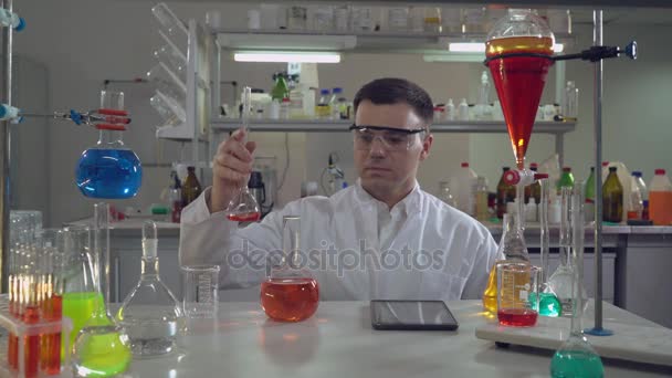 Vuxen läkare arbetar i mikrobiologiska, kemi eller medicinska laboratorier. — Stockvideo