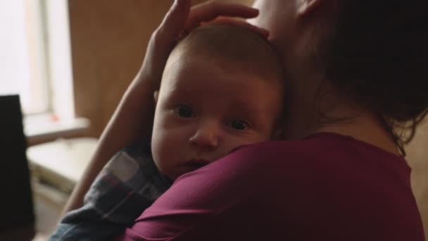 Niño con mamá encantadora — Vídeo de stock