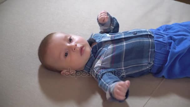 Niño recién nacido en casa . — Vídeos de Stock