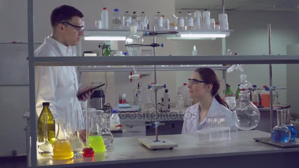 Des scientifiques adultes au travail parlent et sourient . — Video