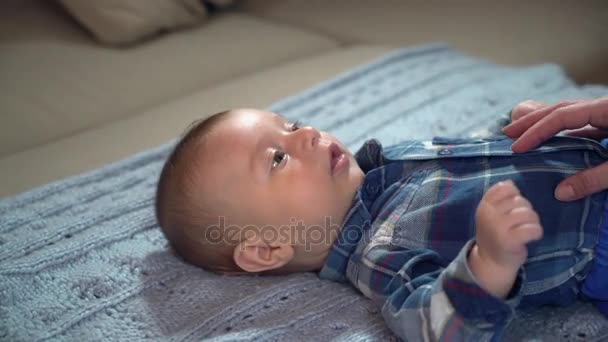 在床上休息的白种人新生儿 — 图库视频影像