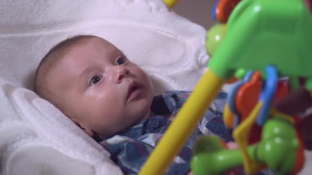 Retrato pouco caucasiano menino 3 meses — Vídeo de Stock