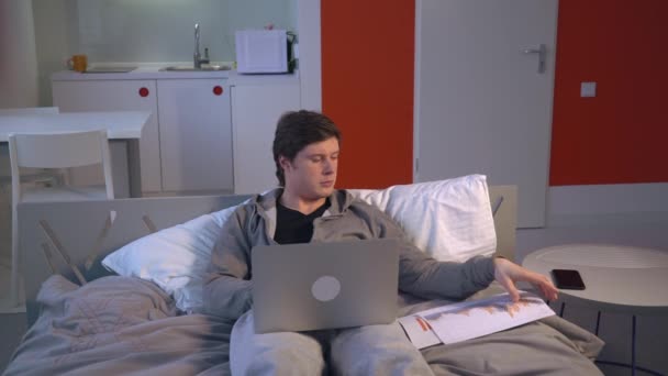 Man te typen op computer in huis. — Stockvideo