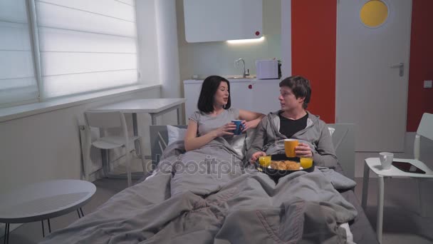 Guy e menina têm manhã romântica . — Vídeo de Stock
