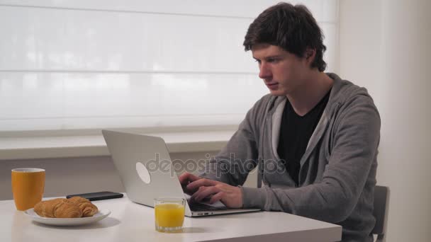 Πορτραίτο νεαρού χρησιμοποιώντας τον υπολογιστή στο σπίτι — Αρχείο Βίντεο