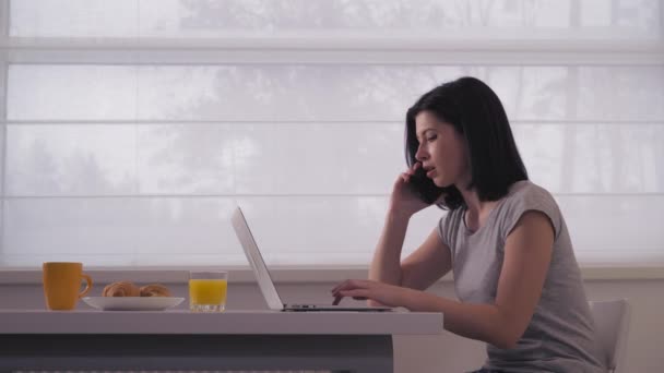 Дама, использующая смартфон и компьютер в квартире . — стоковое видео