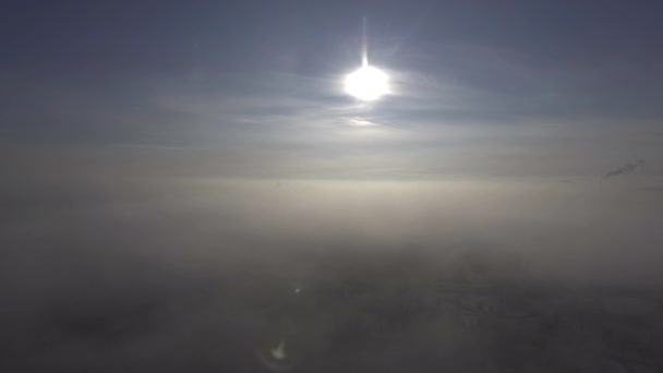 Winter stad in een dikke mist, schieten vanuit een grote hoogte — Stockvideo