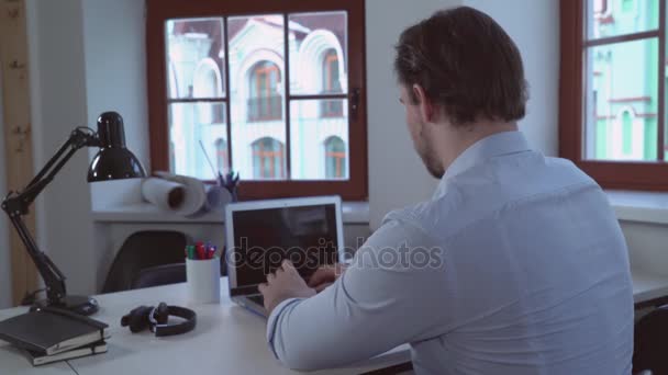 Cara trabalhando em horário diurno . — Vídeo de Stock