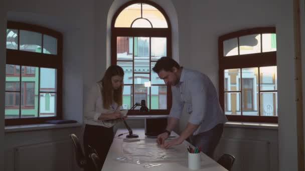 Deux designers travaillent avec le plan directeur . — Video