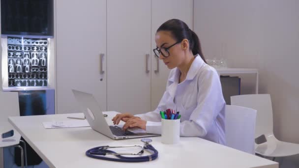 Женщина-врач вводит данные на ПК — стоковое видео