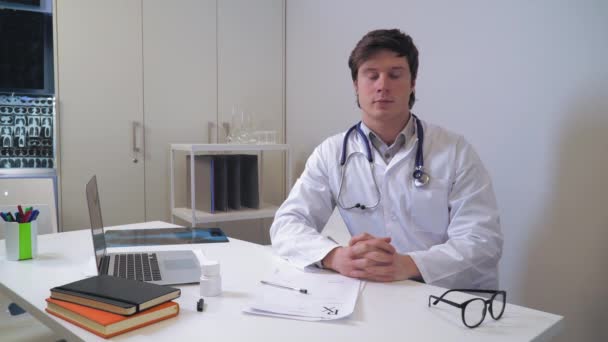Profissional jovem md na clínica . — Vídeo de Stock
