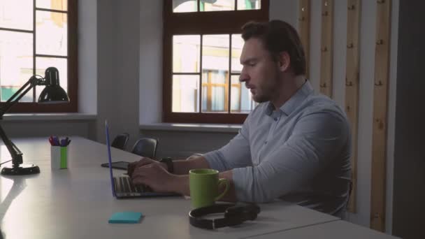 Handsome software developer work in office — Stock Video