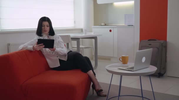 Dame travaillant dans un appartement moderne . — Video