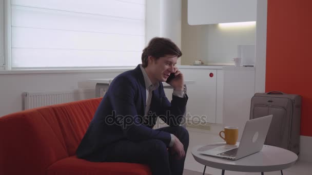 Male talking with client at home. — Stock Video