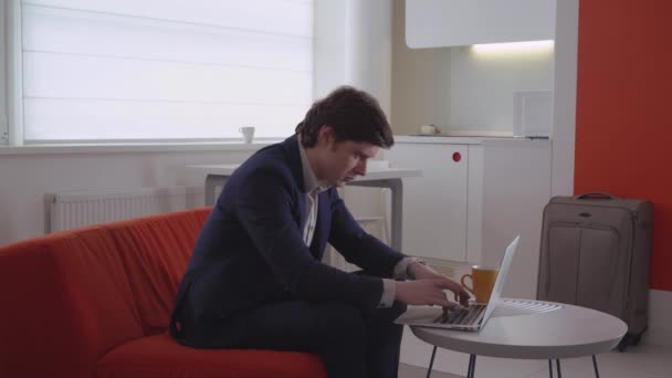 Guy digitando no computador dentro de casa . — Vídeo de Stock