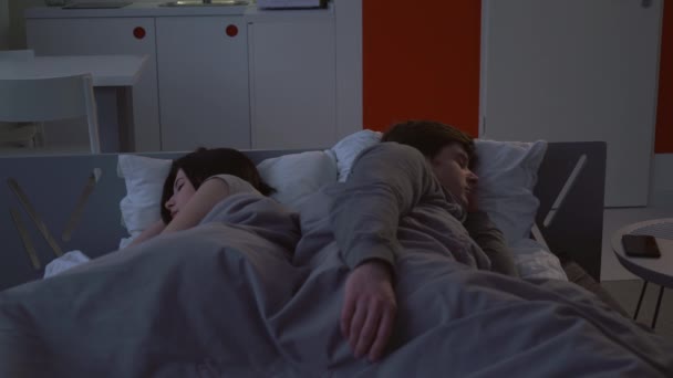 La gente duerme en casa . — Vídeos de Stock