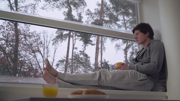 Erholsame Männer genießen ruhigen Morgen auf dem Land. — Stockvideo