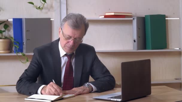 Midden leeftijd persoon handschrift. — Stockvideo