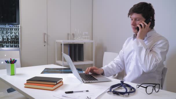 Manliga md talar med patienten av mobil — Stockvideo