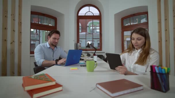 Employés dans le bureau moderne . — Video