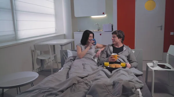 Mladý pár si romantickou snídaní do postele. — Stock fotografie