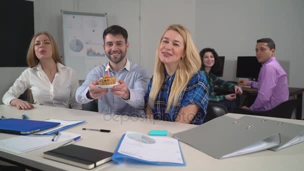 Personal que celebra cumpleaños en la oficina . — Vídeo de stock