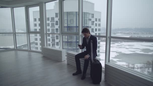 Портрет парня с багажными сообщениями на мобильном телефоне — стоковое видео