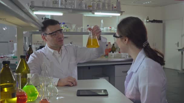 Dos trabajadores en laboratorio químico . — Vídeos de Stock