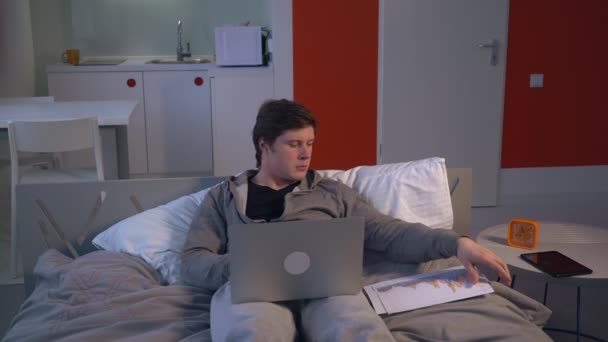 Man overuren werken in flat. — Stockvideo