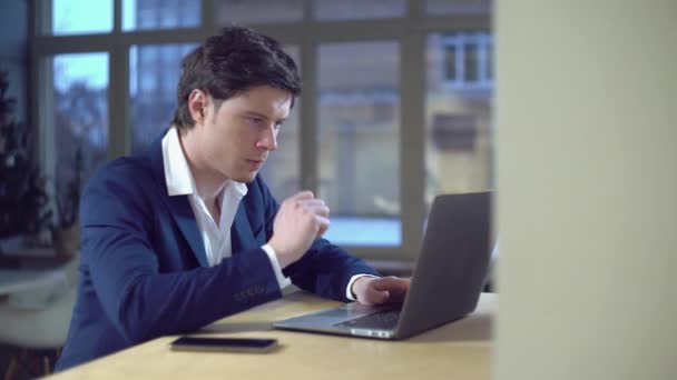 Masculino concentrado no local de trabalho . — Vídeo de Stock