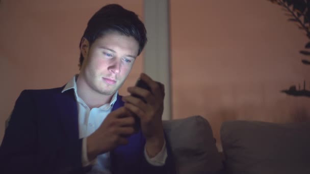 Homme d'affaires tenant un téléphone intelligent . — Video
