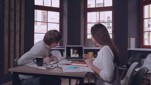 Verre oproep in office startbedrijf. — Stockvideo