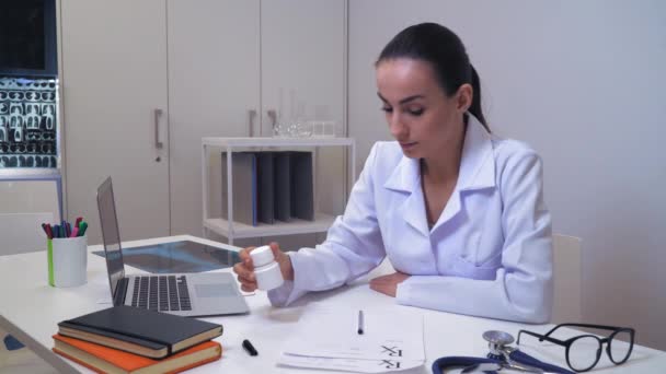 Médico dando rx para el paciente . — Vídeos de Stock