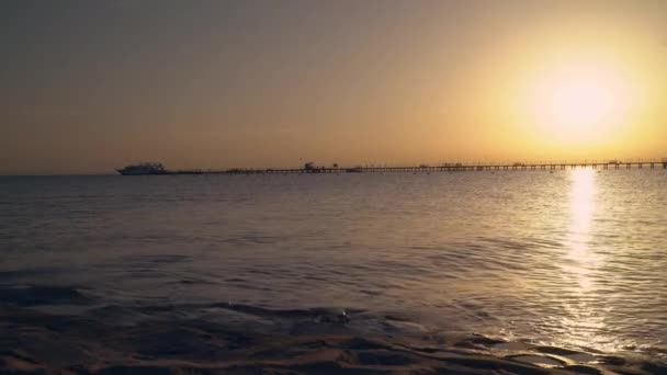 Röda havet soluppgång bakom horisonten — Stockvideo
