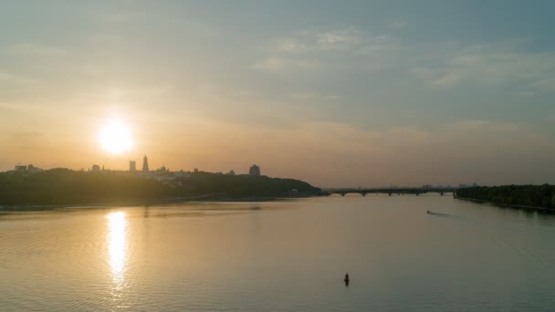 Pôr do sol no início de maio, o rio Dnieper na cidade de Kiev — Vídeo de Stock