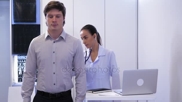 Reunión con el médico en el consultorio . — Vídeo de stock