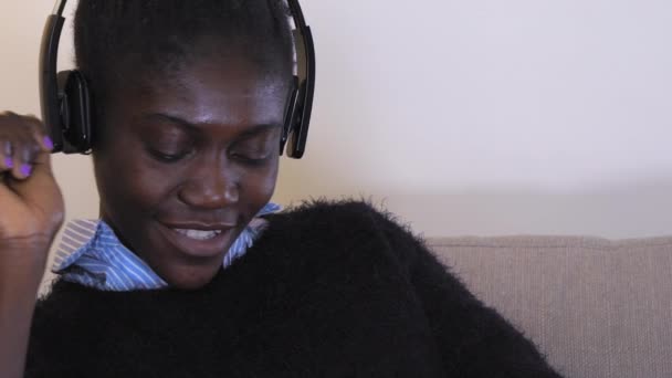 Afrikanska lady lyssna musik dans hemma. — Stockvideo