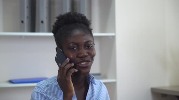 Unga afrikanska manager samtal affärspartner. — Stockvideo